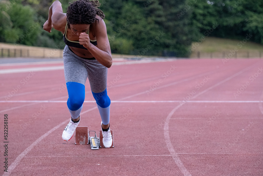Obraz premium Athletic woman on running track