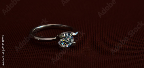 accessories A white gold ring set with diamonds 