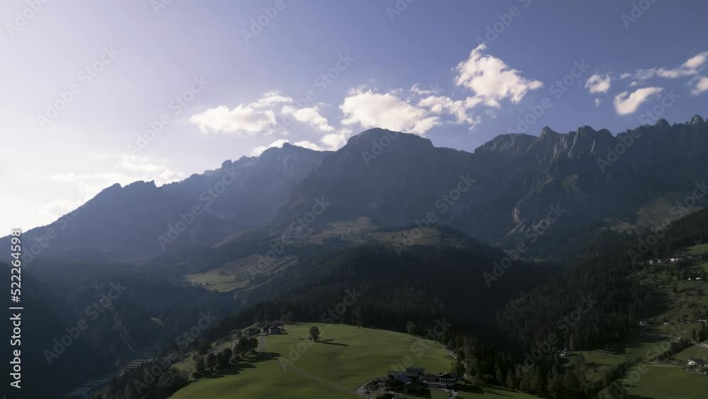 Drohnenaufnahme über Mühlbach am Hochkönig in Österreich mit Blick auf den Hochkönig Drohnenaufnahme über Mühlbach am Hochkönig in Österreich mit Blick auf den Hochkönig
