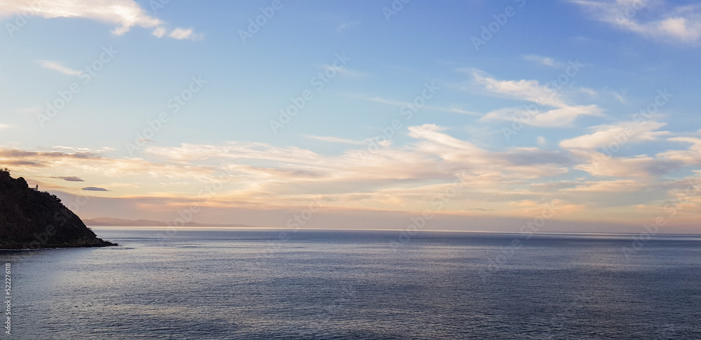 Naklejka premium san sebastian mar oceano cielo nubes colores azul montañas