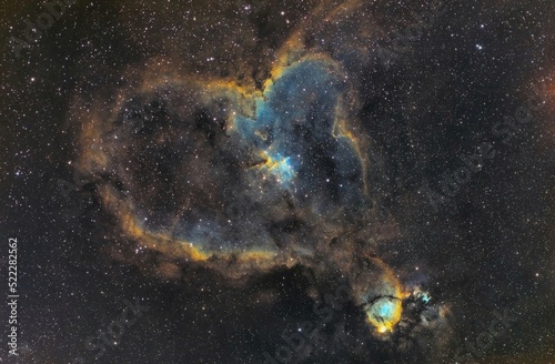 Nebulosa Cuore IC 1805 (nota anche come Nebulosa Cuore o con la sigla W4) è una nebulosa diffusa in associazione ad un ammasso aperto, visibile nella costellazione di Cassiopea. photo