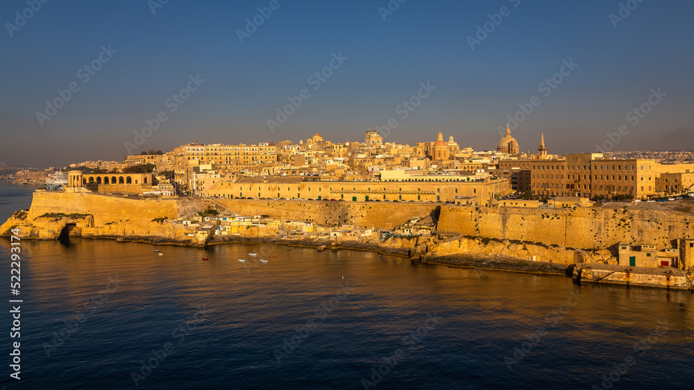 Obraz na płótnie Valletta Panorama of the City Center. Beautiful aerial view of the Valletta city in Malta. Taken from a Ship this photo captures well the amazing architecture and charm of this city. w salonie