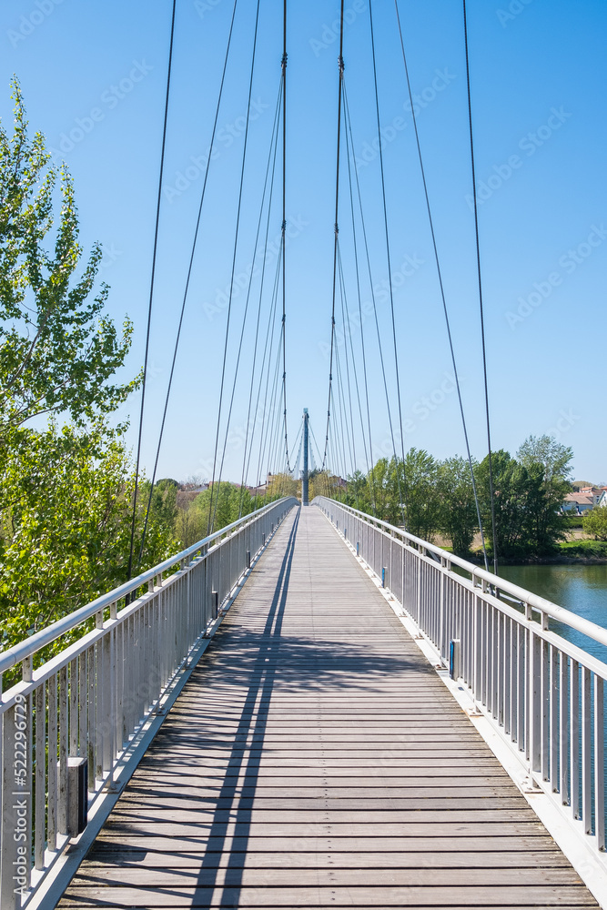 Passerelle traversant la Garonne près d'Agen dans le département de Lot-et-Garonne dans le sud-ouest de la France