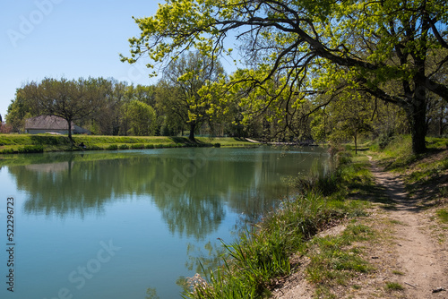 Canal latéral à la garonne près d'Agen, département de Lot-et-Garonne, sud-ouest de la France