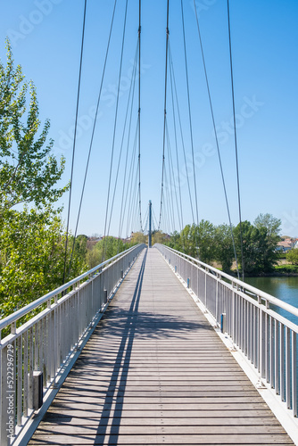 Passerelle traversant la Garonne près d'Agen dans le département de Lot-et-Garonne dans le sud-ouest de la France