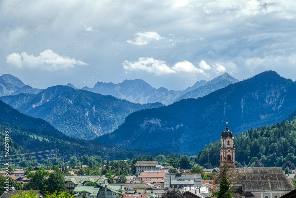 Blick auf Mittenwald und die Alpen im Hintergrund