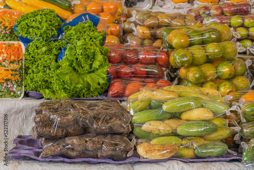 frutas, tubérculos y hortalizas en la plaza de mercado photo