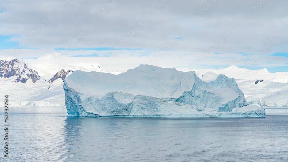 antarktische Eisberg Landschaft bei Portal Point welches am Zugang zu Charlotte Bay auf der Reclus Halbinsel, an der Westküste von Graham Land liegt
