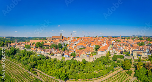 Panorama Luftbild der historischen Altstadt von Rothenburg ob der Tauber mit Stadtmauer und Fachwerkhäusern nahe Nürnberg in Franken, Bayern, Deutschland
