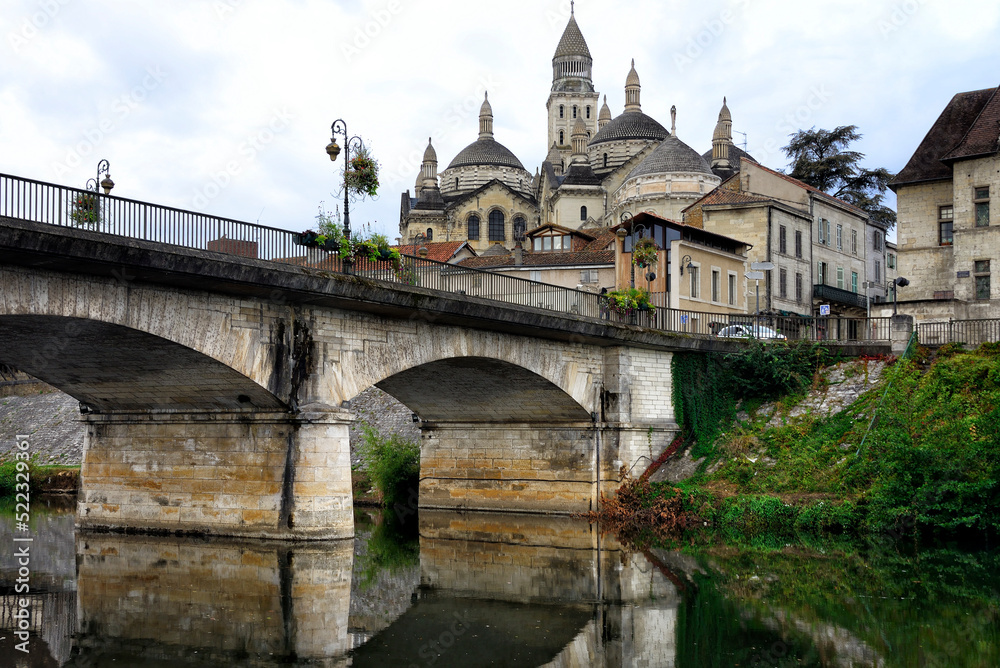 Périgueux, Dordogne, Aquitaine, France, Europe, bridge over Isle River, Saint-Front Cathedral in background, World Heritage Sites of the Routes of Santiago de Compostela in France