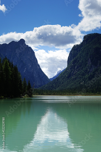 Türkiser Toblacher See mit Tal im Hintergrund