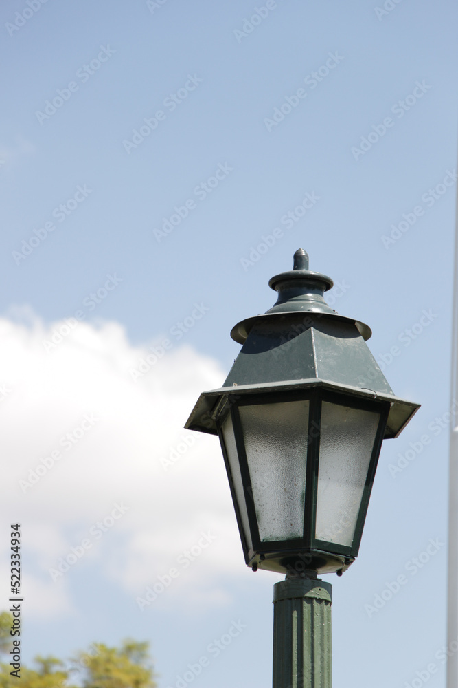 farola en un cielo azul