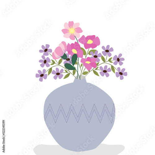 Florero con dibujo geométrico y flores en tonos rosas y lilas.