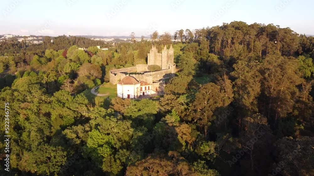 Vista aérea de drone sobre o Castelo de Santa Maria da Feira, Aveiro (Portugal)	