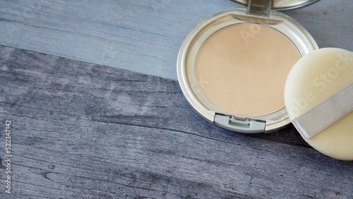 パウンダーファンデーションとパフ