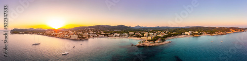 Panorama Aussicht auf die K  ste von Mallorca  Cala Fornells und Paguera bei Sonnenuntergang  Aerial view with drone   skyline at sunset  summer at mediterranean sea