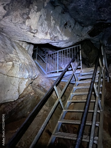 Escalier dans une grotte souterraine. Intérieur d'une mine. Paroi rocheuse d'une caverne. photo