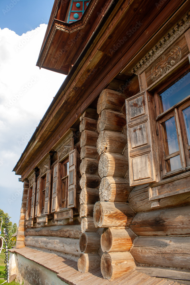 Naklejka premium Sudal, Russia - 07 August 2022. A fragment of a wooden hut - a peasant's dwelling in the ancient Russian city of Suzdal