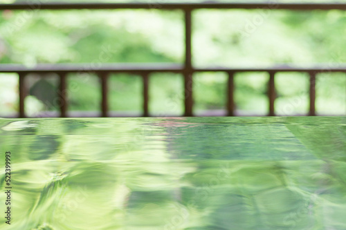 京都 瑠璃光院のもみじを反射した美しいテーブル