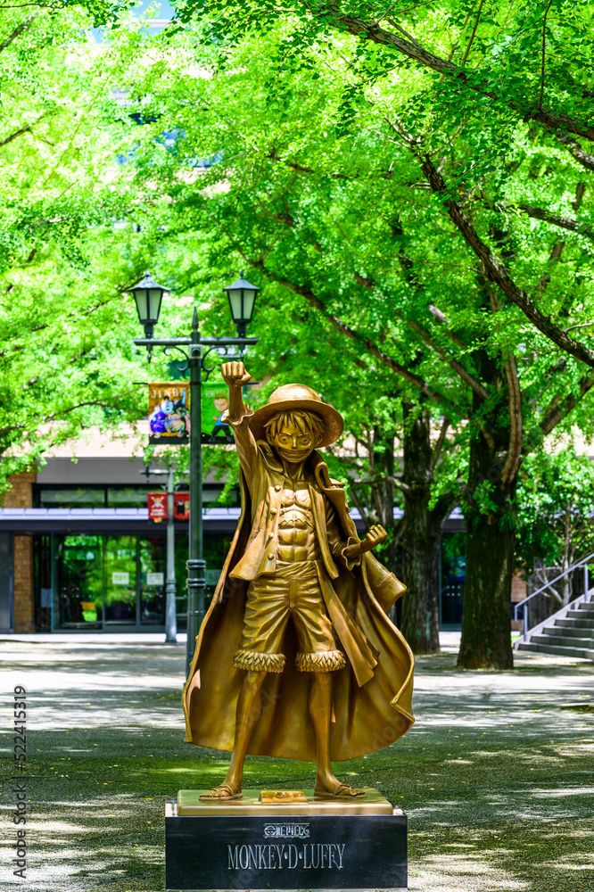 ルフィ像「麦わらの一味像設置風景」ワンピース像(熊本県庁) Statue of Luffy “Straw Hat Crew Statue Installation Scene” Statue