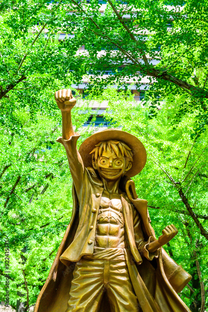 ルフィ像「麦わらの一味像設置風景」ワンピース像(熊本県庁) Statue of Luffy “Straw Hat Crew Statue Installation Scene” Statue