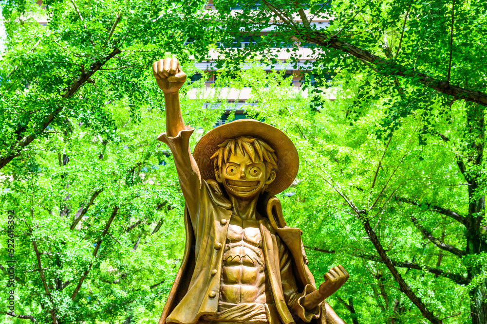 ルフィ像「麦わらの一味像設置風景」ワンピース像(熊本県庁) Statue of Luffy “Straw Hat Crew Statue