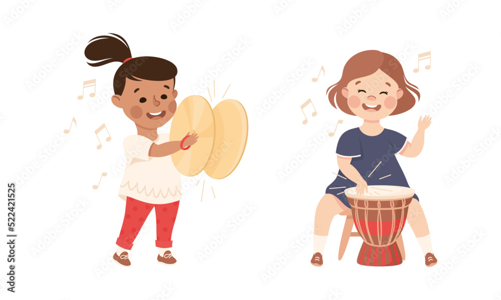 Conjunto de niños adorables tocando musical.Conjunto de niños adorables tocando musical.  