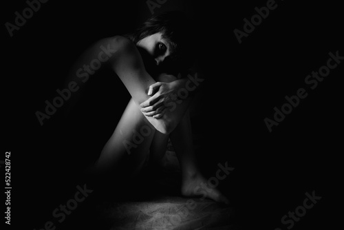 Schwarz-Weiß-Porträt einer schönen Frau auf dunklem Hintergrund
