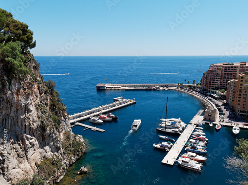 Belle vue sur le port Hercule et sur la mer Méditerranée à Monaco