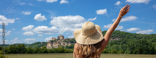 Tapety artystyczne woman traveler in France, Dordogne- Beynac et Cazenac