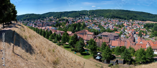 Die Stadt Bitche in Grand-Est, Frankreich. Aufnahme von der Festung mit dem Garten des Friedens, Panorama photo