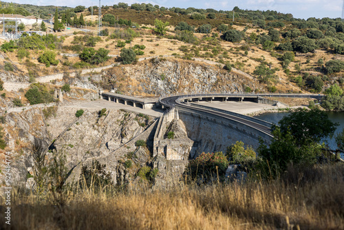 Barrage d'eau à Cervera de Buitrago en Espagne le long d'une ballade  photo