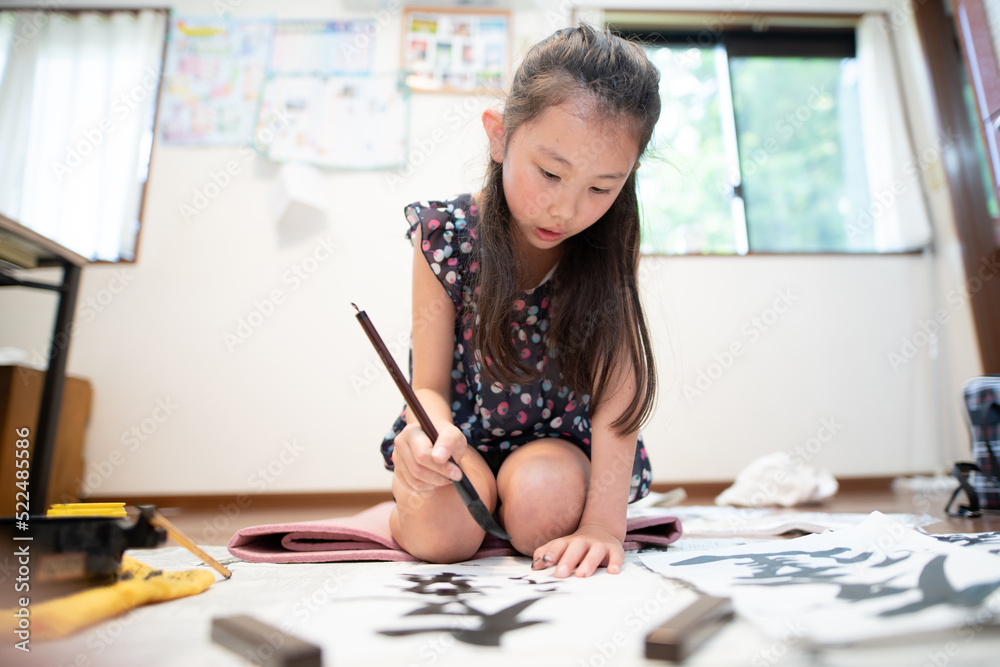 習字の練習をする子供 習字の練習をする子供