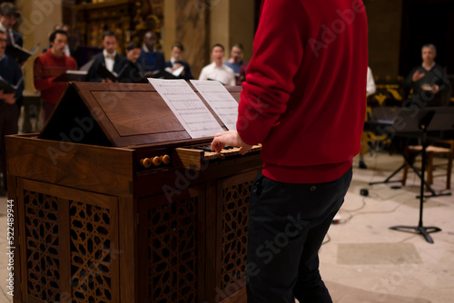 Fotobehang Le piano pour accompagner le chœur dans une église