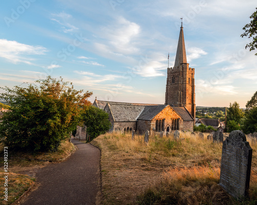 Foto Hatherleigh church, in Devon, UK. Evening.