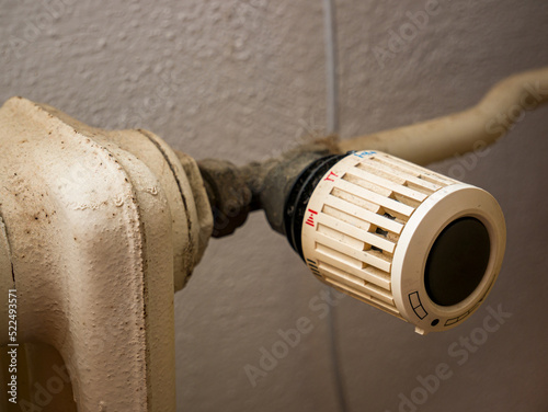 Thermostatic head on a classic older heater