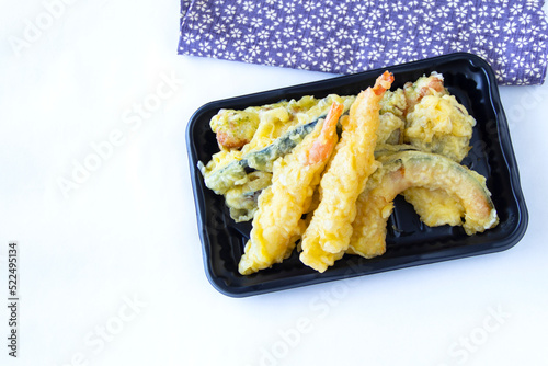 テイクアウト スーパートレイの天ぷら盛り合わせ（エビ、ナス、かぼちゃ、サツマイモ、ちくわ）