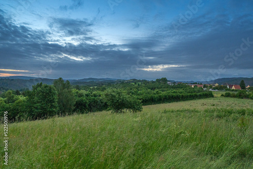 Sonnenaufgang Faszinierende, beeindruckende Morgenstimmung im Nationalpark Sächsischen Schweiz. Der Blick gleitet über leuchtende Wiesen, Felder, Wälder, Bäume, Berge, Felsen im Elbsandsteingebirge. © zimuwe