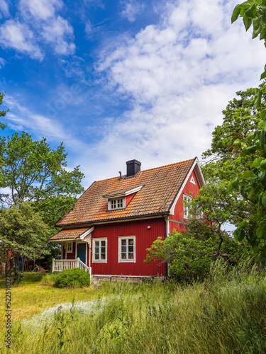 Wallpaper Mural Rotes Holzhaus auf der Insel Öland in Schweden Torontodigital.ca