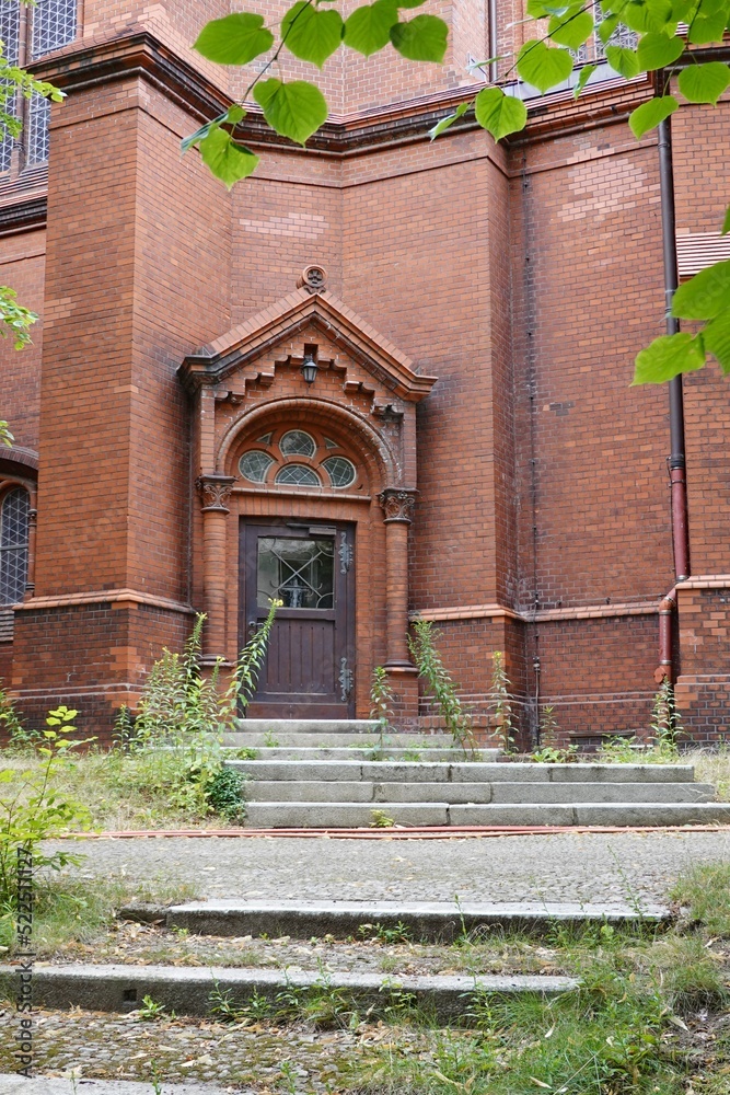 Fototapeta premium Berlin - Nebeneingang der Gethsemane Kirche