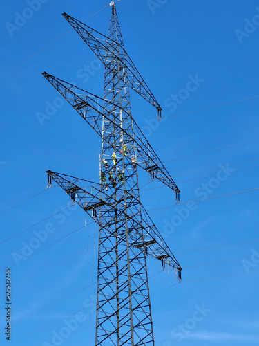 Arbeiten am Strommast - Elektroenergie