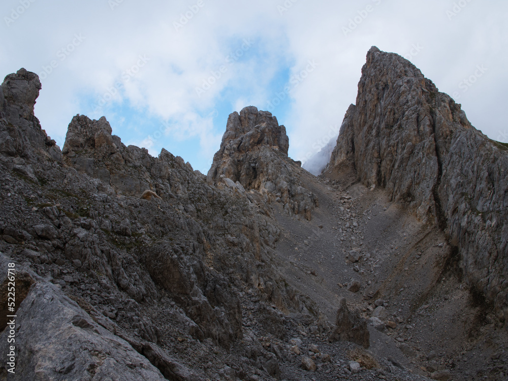 Fototapeta premium passeggiando in val di fiemme, trentino alto adige, italia