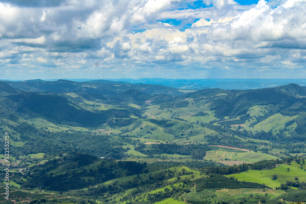 Montanhas no horizonte e nuvens no céu, Poços de Caldas - Minas Gerais - Brasil