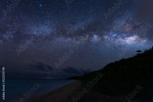 「石垣島の夜空一面に広がる星と天の川」

6月下旬の石垣島の夜空です。 肉眼では見えない星がたくさん夜空一面に広がってました！ 天の川もくっきりでした。