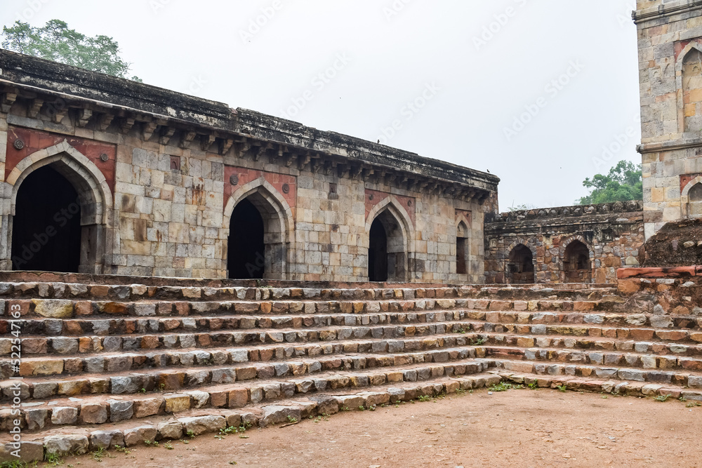 Obraz premium Mughal Architecture inside Lodhi Gardens, Delhi, India, Beautiful Architecture Inside the The Three-domed mosque in Lodhi Garden is said to be the Friday mosque for Friday prayer, Lodhi Garden Tomb