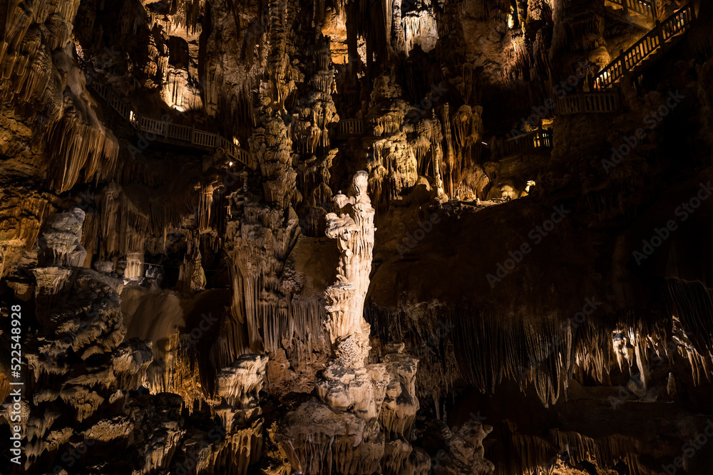 Stalagmite de la Vierge à l'Enfant au milieu de la salle dite la Cathédrale des Abysses dans la Grotte des Demoiselles