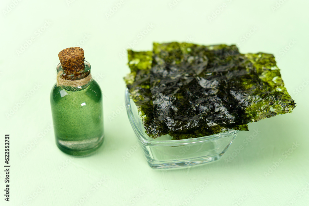 Fotografia do Stock Alternative seaweed oil, spirulina. Selective
