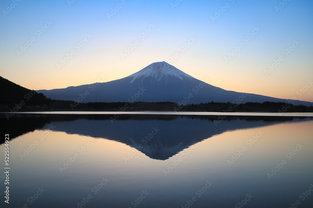 田貫湖に写る夜明けの富士山／静岡県富士宮市