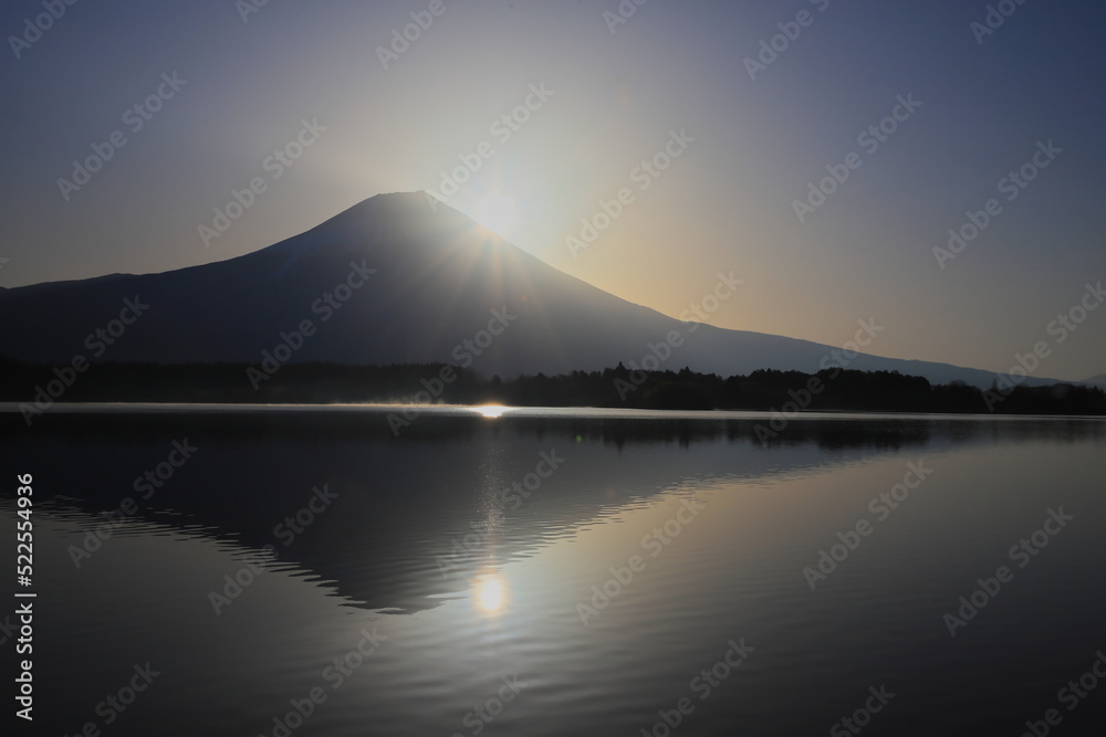 田貫湖に写る夜明けの富士山／静岡県富士宮市
