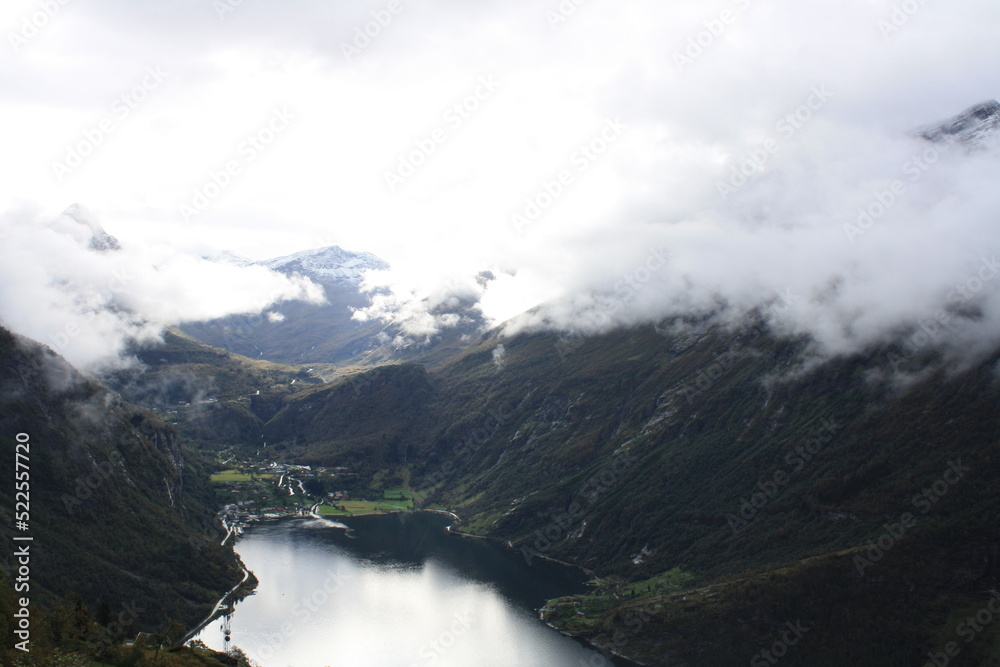 Geiranger, en pleno fiordo con unas vistas impresionantes. Noruega. Geiranger, en pleno fiordo con unas vistas impresionantes. Noruega.